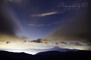 北岳から望む星空と富士山の写真 「星空の誘い」