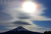 富士河口湖町から望む笠雲と彩雲の富士山の写真 「ニジイロノツバサ」