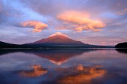 山中湖の赤富士と朝焼けの写真 「舞い降りた煌き」