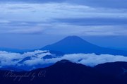 赤石岳より望む初雪化粧の富士山の写真 「初雪化粧のキミ」