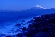 戸田海岸から富士山と駿河湾の写真 「夜明けの波音」