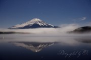山中湖の逆さ富士の写真 「闇夜の輝き」