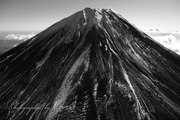 空撮の富士山北西側斜面の写真 「backside」