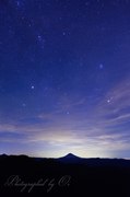 蕎麦粒山から星空と富士山の写真 「夜空を仰ぎ見て」