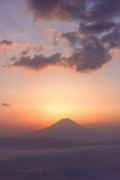 七面山の朝焼けと富士山の写真 「輝きの予感」