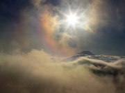 雲海と彩雲の光芒の写真 「虹色の光芒」