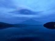 山中湖の吊るし雲の写真 「蒼の妖怪」