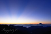 北岳の夜明け（反薄明光線）の写真 「夜明けの光線」