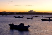 走水漁港から望む富士山の写真 「夕暮れの船着場」