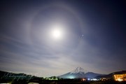 月暈と富士山と夜景の写真 「暈浮かぶ町」