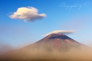 山中湖村・花の都公園から望む富士山と吊るし雲の写真 「雲の悪戯」