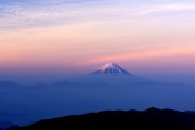 国師ヶ岳からの富士山の写真 「孤高染めて」