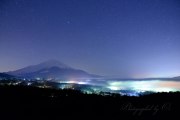 パノラマ台からの富士山と星空の写真 「億千の輝き」