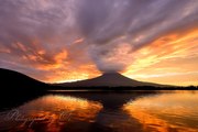田貫湖の朝焼けと富士山の写真 「茜を切り裂いて」