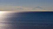 三戸海岸からの遠望の富士山の写真 「月照の海」