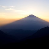 安倍峠から望むダイヤモンド富士の写真 「光と影を抱いて」