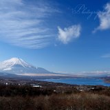 パノラマ台から富士山と山中湖の写真 「青空の下」