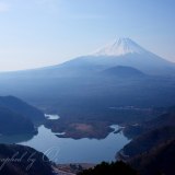 精進峠から見る富士山と精進湖の写真 「霧晴れて、微笑む」