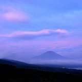 山中湖パノラマ台（三国峠）より望む朝焼けの吊るし雲と夏の富士山の写真 「色めき揺らめき」
