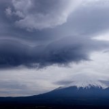 高座山から望む吊るし雲と笠雲の富士山の写真 「蝙蝠雲」