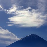 彩雲の笠雲と富士山の写真 「にじいろ浮かべて」