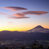 甘利山から望む富士山と朝焼けの吊るし雲の写真 「紅妖が舞う」