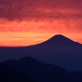 蕎麦粒山からの朝焼けと富士山の写真 「迫りくる炎」