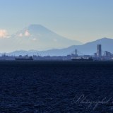 海ほたるからの富士山の写真 「航路見守る」