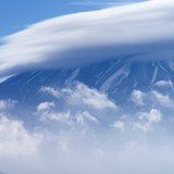 笠雲の富士山（本栖湖）の写真 「風の隙間から」
