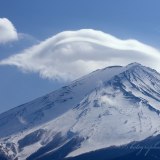 笠雲の富士山の写真 「はためいて」