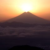七面山からの雲海とダイヤモンド富士の写真 「願いし来光」