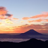 赤石岳からの朝焼けと富士山の写真 「暁に染まる」
