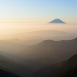 北岳から望む富士山の写真 「光に満ちて」