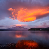 山中湖平野浜より富士山(赤富士)と吊るし雲の朝焼けの写真 「スーパーファイヤー」