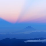 南アルプス・白河内岳から望む夕暮れの富士山の写真 「イリュージョン」