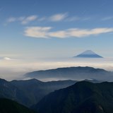 北岳から望む月光の雲海と富士山の写真 「月照の岳景」