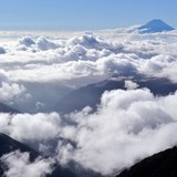 北岳より望む大雲海と富士山の写真 「高くうねりを越えて」
