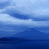 山中湖平野の吊るし雲の写真 「青闇の蝙蝠」