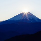 上高下のダイヤモンド富士の写真 「陽出づる里より」