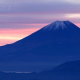 櫛形山から朝焼けの富士山の写真 「茜空を見つめる」