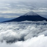 新道峠から雲海の富士山の写真 「雲間の微笑み」