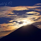 朝霧高原より望むパール富士と彩雲の写真 「月の出イロドル」