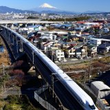 新幹線と富士山の写真 「駆け抜ける」