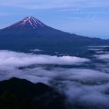 御坂黒岳の雲海と富士山の写真 「漂う低雲」