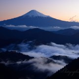 清水吉原の雲海と富士山の写真 「山脈の鼓動」