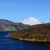 箱根芦ノ湖と富士山の写真 「冬空に顔を出し」