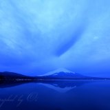 ブルーアワーの山中湖の写真 「ブルーのざわめき」
