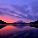 精進湖より望む朝焼けと富士山の写真 「ワインレッドの夜明け」
