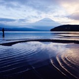 山中湖の夕暮れの写真 「波紋」