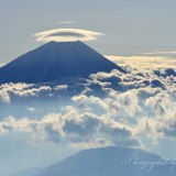 雲海と笠雲の写真 「雲上のざわめき」